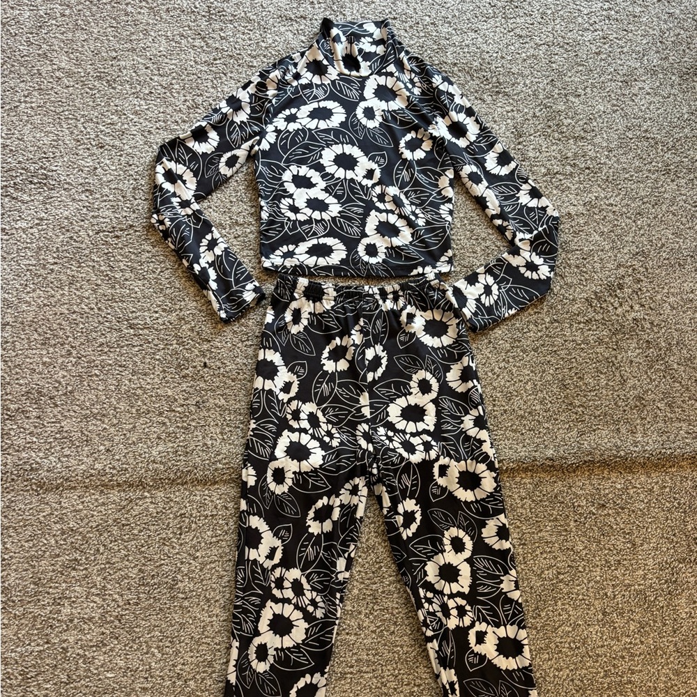 Flower black and white two piece set